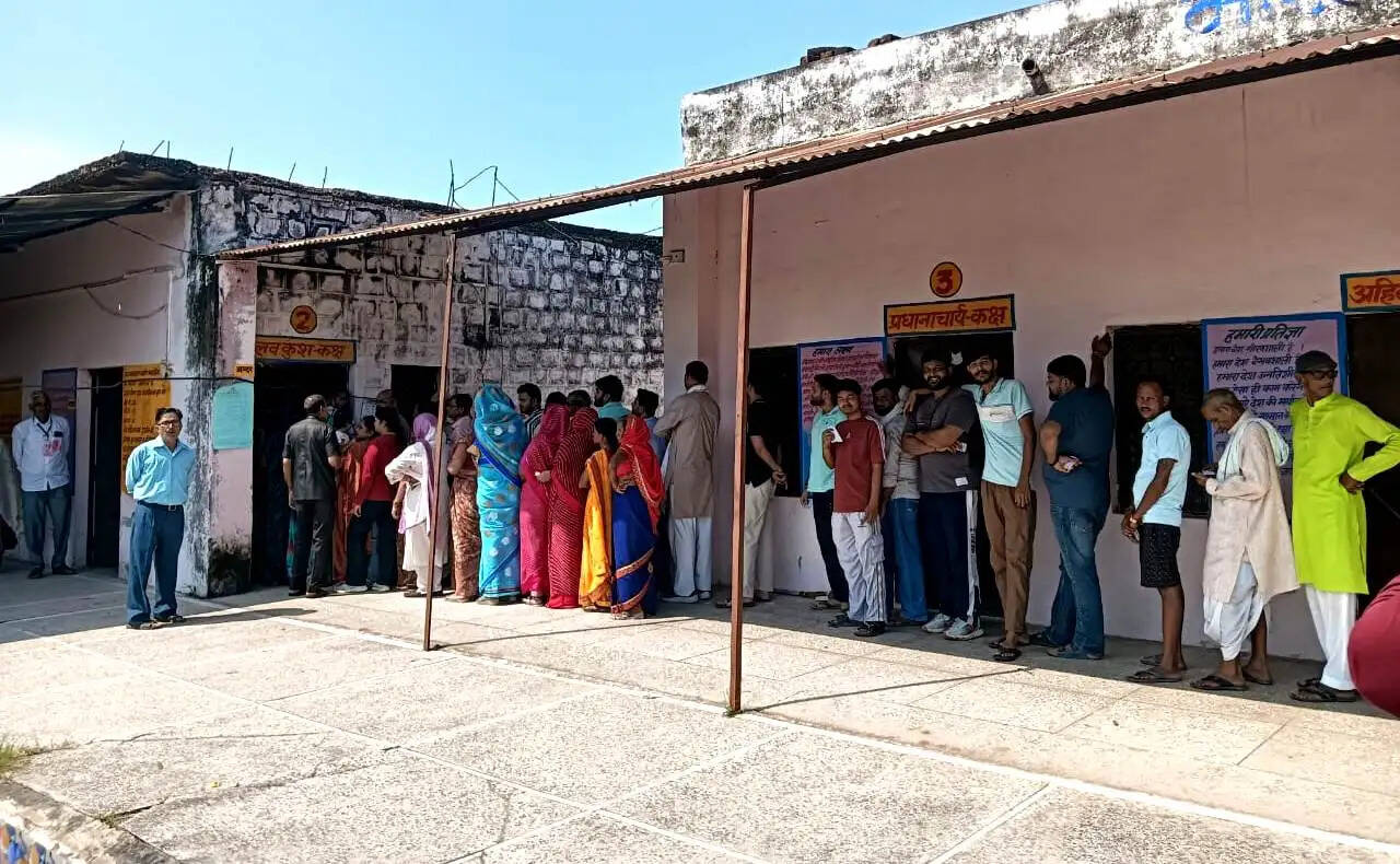 सैपऊ में सर्वाधिक 90.77 प्रतिशत तथा धौलपुर में 74.46 प्रतिशत मतदान