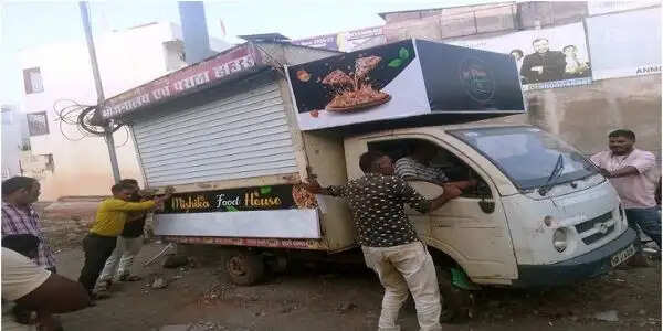 भोपाल में अतिक्रमण के खिलाफ निगम की कार्रवाई, ठेले-गुमठी समेत वाहन जब्त; तीन संपत्तियां सील