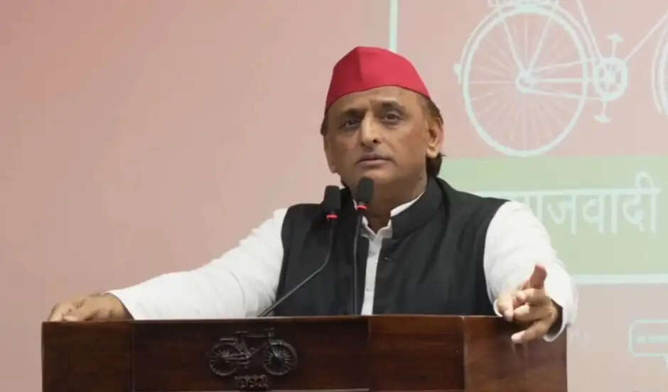 चुनाव आयोग की&nbsp;गड़बड़ी से 2022 में हारी थी सपा, अब बचाव कर रही भाजपा : अखिलेश यादव