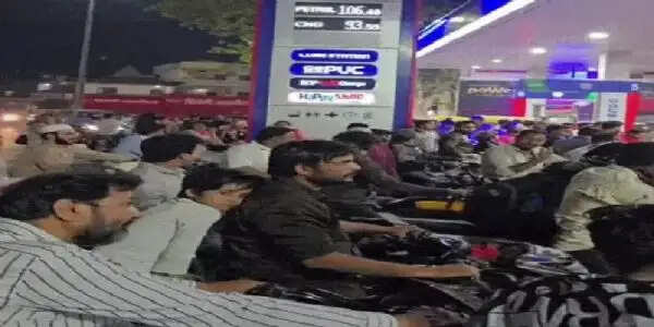 मप्र: इंदौर समेत कई शहरों में पेट्रोल पंपों पर उमड़ी भीड़, धक्का-मुक्की