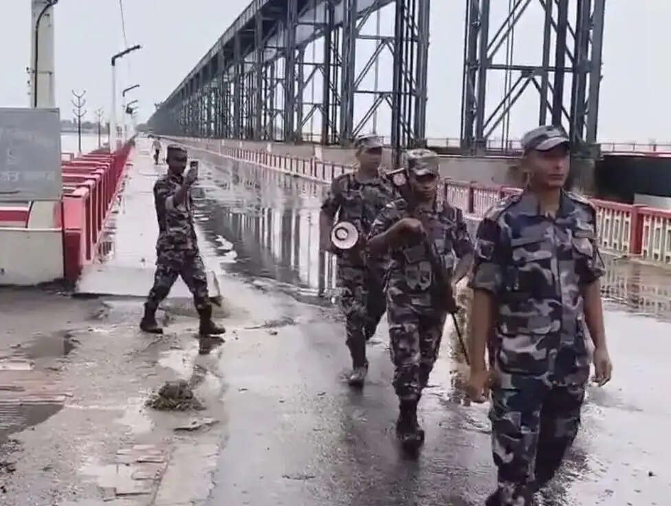 नेपाल में भारी बारिश का अलर्ट, कोसी बराज में 1.85 लाख क्यूसेक से अधिक पानी डिस्चार्ज