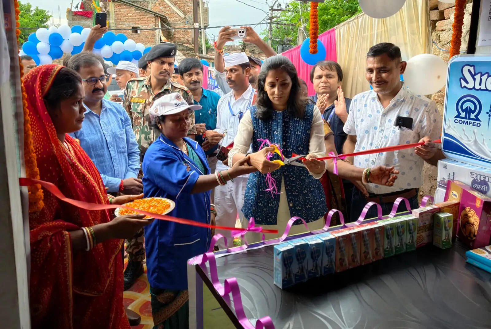 जिलाधिकारी ने किया जीविका सुधा बिक्री केंद्र का उद्घाटन