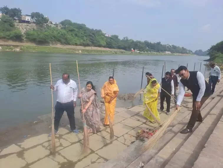 मंदसौरः कार्तिक पूर्णिमा बुधवार को, नपाध्यक्ष ने शिवना नदी में दीपदान की व्यवस्था का निरीक्षण किया