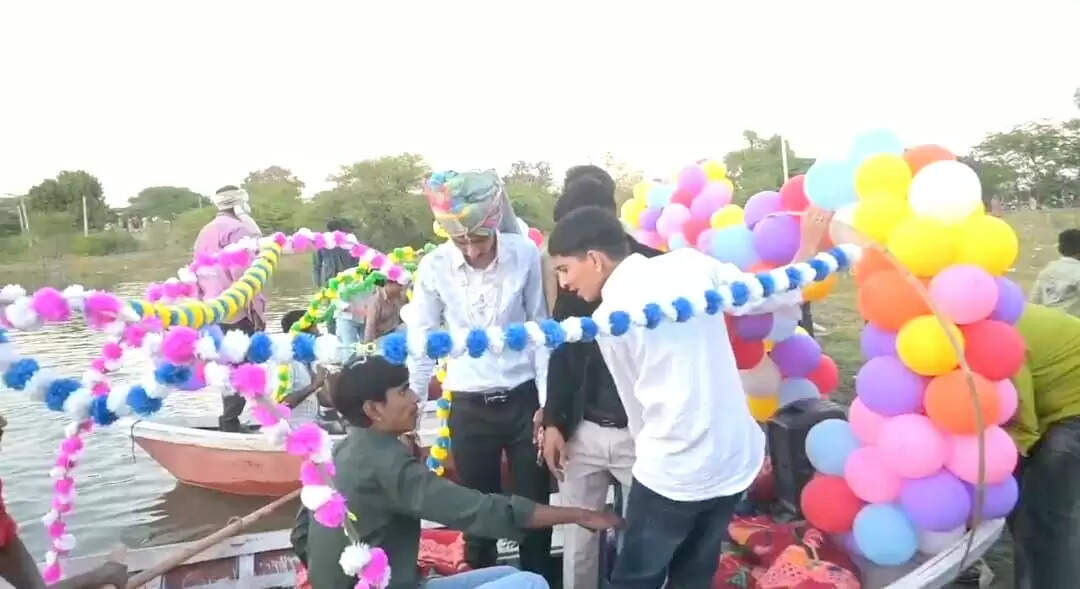 तालाब की लहरों पर सजी बारात, नावों में बैठकर दूल्हा पहुंचा ससुराल