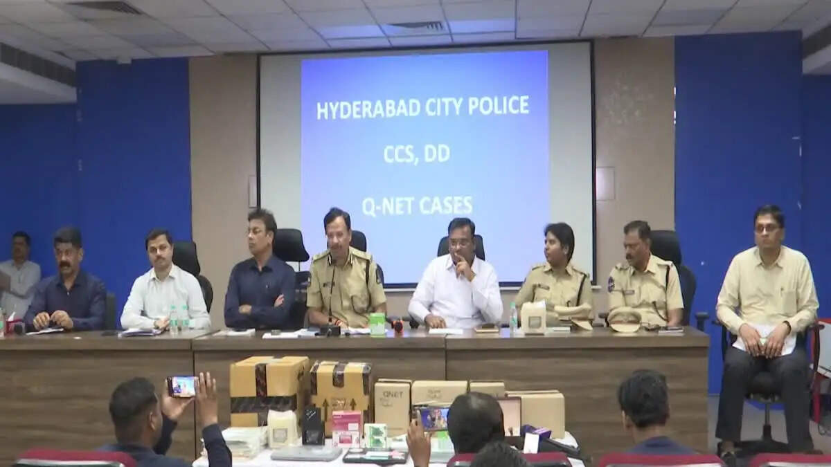 हैदराबाद में क्यूनेट रैकेट का भंडाफोड़: 11 महिलाओं सहित 32 लोग गिरफ्तार, करोड़ों की ठगी उजागर