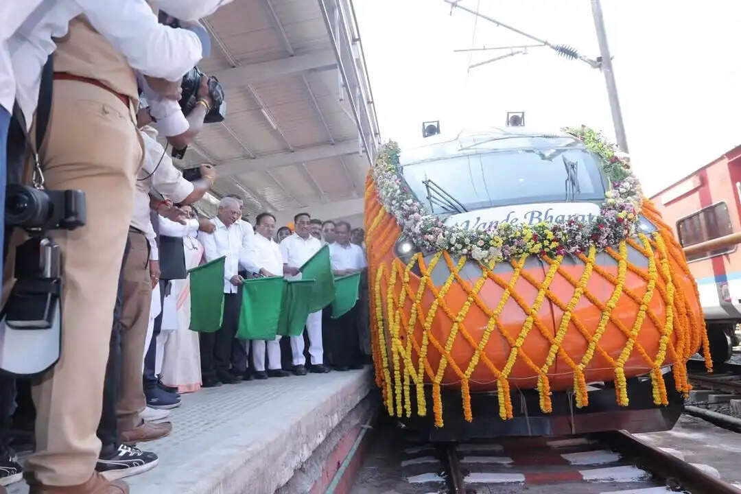 सूरत से उदयपुर के बीच पहली वंदे भारत ट्रेन शुरू, केंद्रीय मंत्री सीआर पाटिल ने हरी झंडी दिखाकर किया रवाना