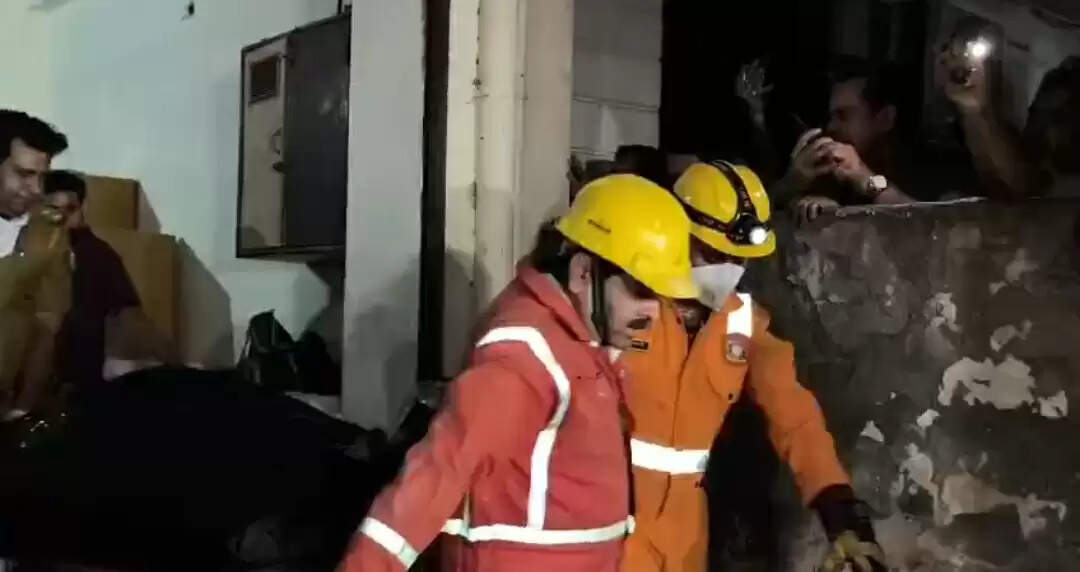 कानपुर: पांच मंजिला इमारत में लगी आग से पति-पत्नी जिंदा जले, तीन बच्चों की तलाश जारी