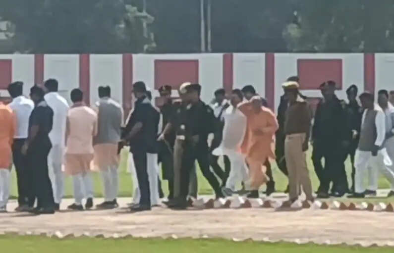 वाराणसी पहुंचे मुख्यमंत्री योगी, पुलिस लाइन में किया गया स्वागत