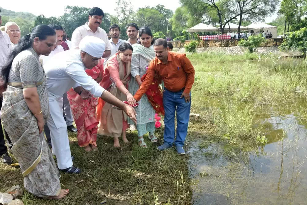 हेरिटेज नगर निगम ने आमेर मावठा सरोवर को चुनरी ओढ़ाकर मनाया जल महोत्सव