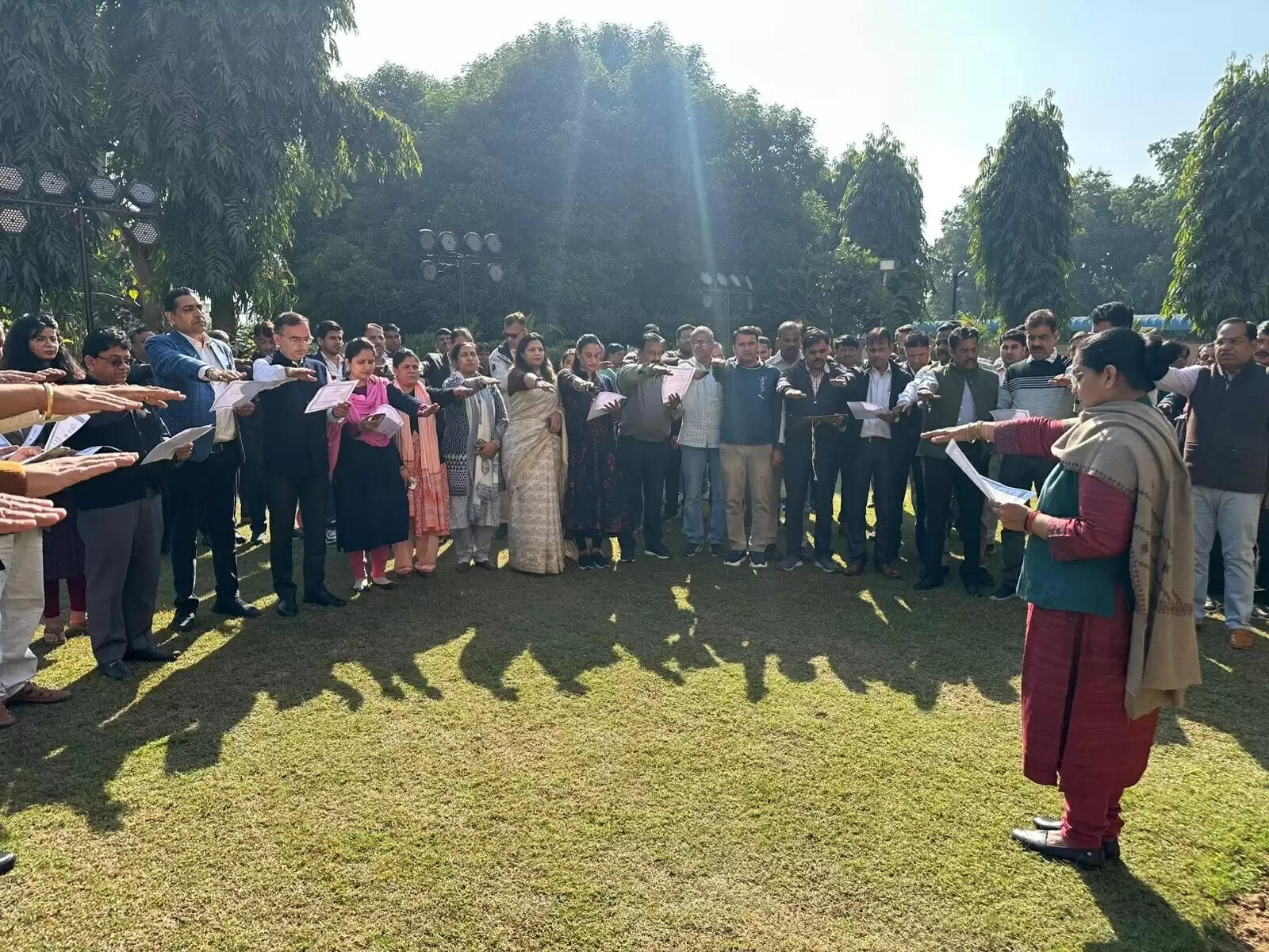 आवासन मंडल में व्यापक कार्यालय स्वच्छता अभियान का आयोजन