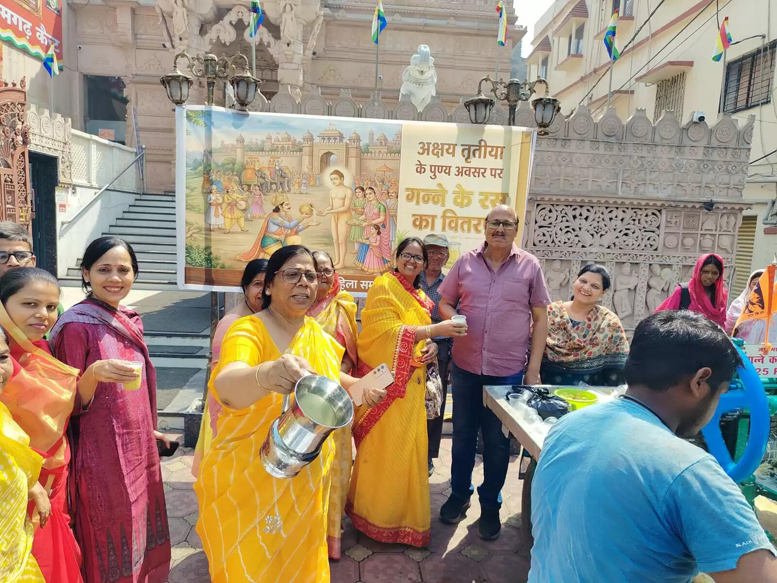 जैन महिला समाज ने अक्षय तृतीया पर राहगीरों के बीच किया जूस का वितरण