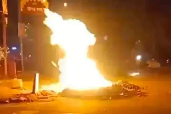 ग्वालियरः खुदाई के दौरान लीकेज हुई गैस पाइप लाइन, जमीन से निकली आग की लपटें