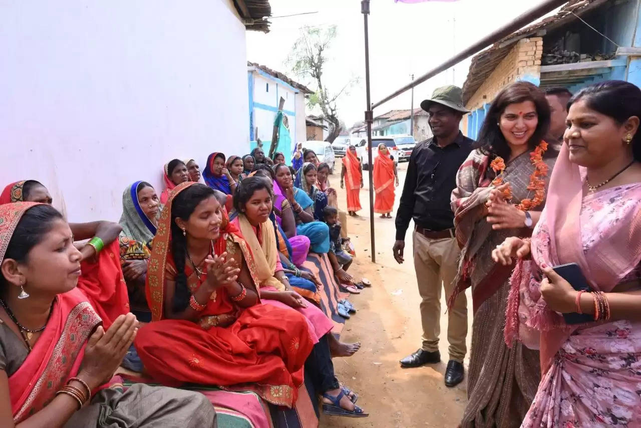 कोरबा: वनांचल में पहुँची सरोज पांडेय, करमा व सुवा नृत्यों के साथ हुआ पारंपरिक स्वागत