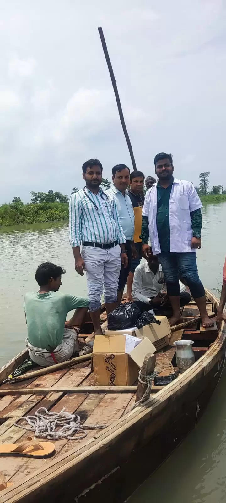 कहीं नाव से तो कहीं पैदल बाढ़ प्रभावित क्षेत्रों में पहुंच रही स्वास्थ्य टीमें