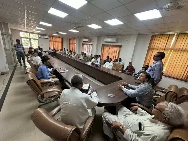 स्मार्ट मीटर को लेकर उपभोक्ताओं में भारी आक्रोश देखते हुए मीटरिंग का कार्य विभागीय नियंत्रण में कराने&nbsp;की&nbsp;मांग