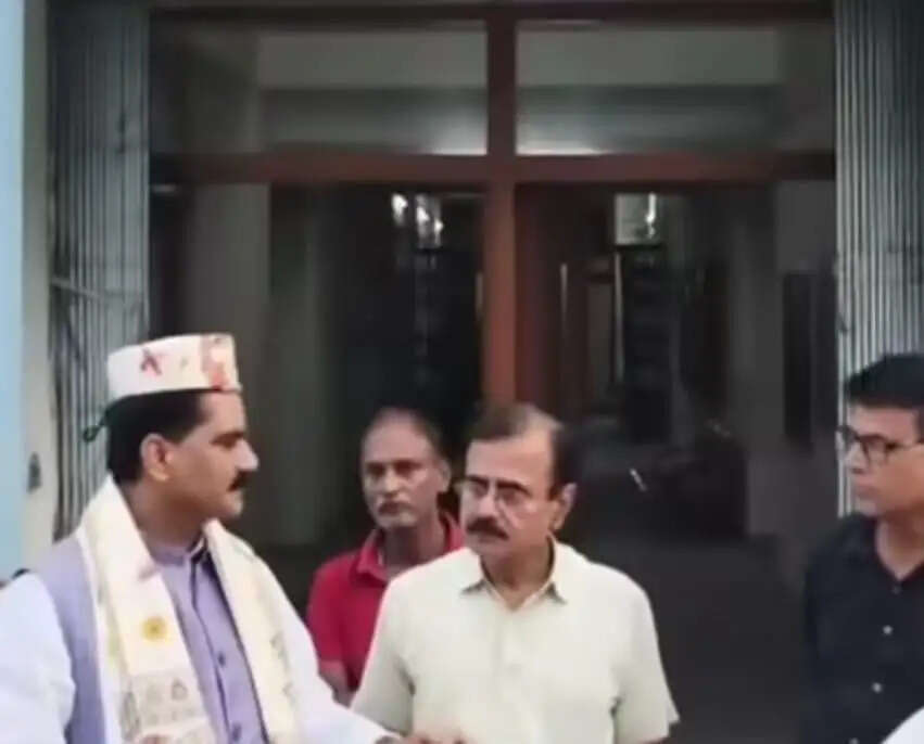 आकाशवाणी दरभंगा केंद्र का सांसद डॉ. गोपाल जी ठाकुर ने किया निरीक्षण