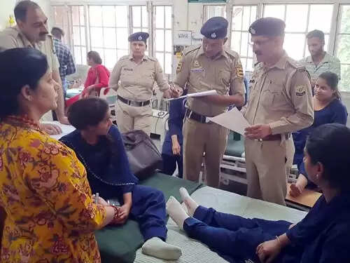 शॉपिंग मॉल की पांचवीं मंजिल से गिरी लोहे की रॉड, तीन प्रशिक्षु छात्राएं घायल