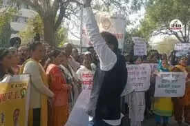 भोपाल: सतपुड़ा भवन के सामने कर्मचारी संगठनों ने 11 सूत्रीय मांगों को लेकर किया विरोध प्रदर्शन, मुख्य सचिव के नाम सौंपा ज्ञापन