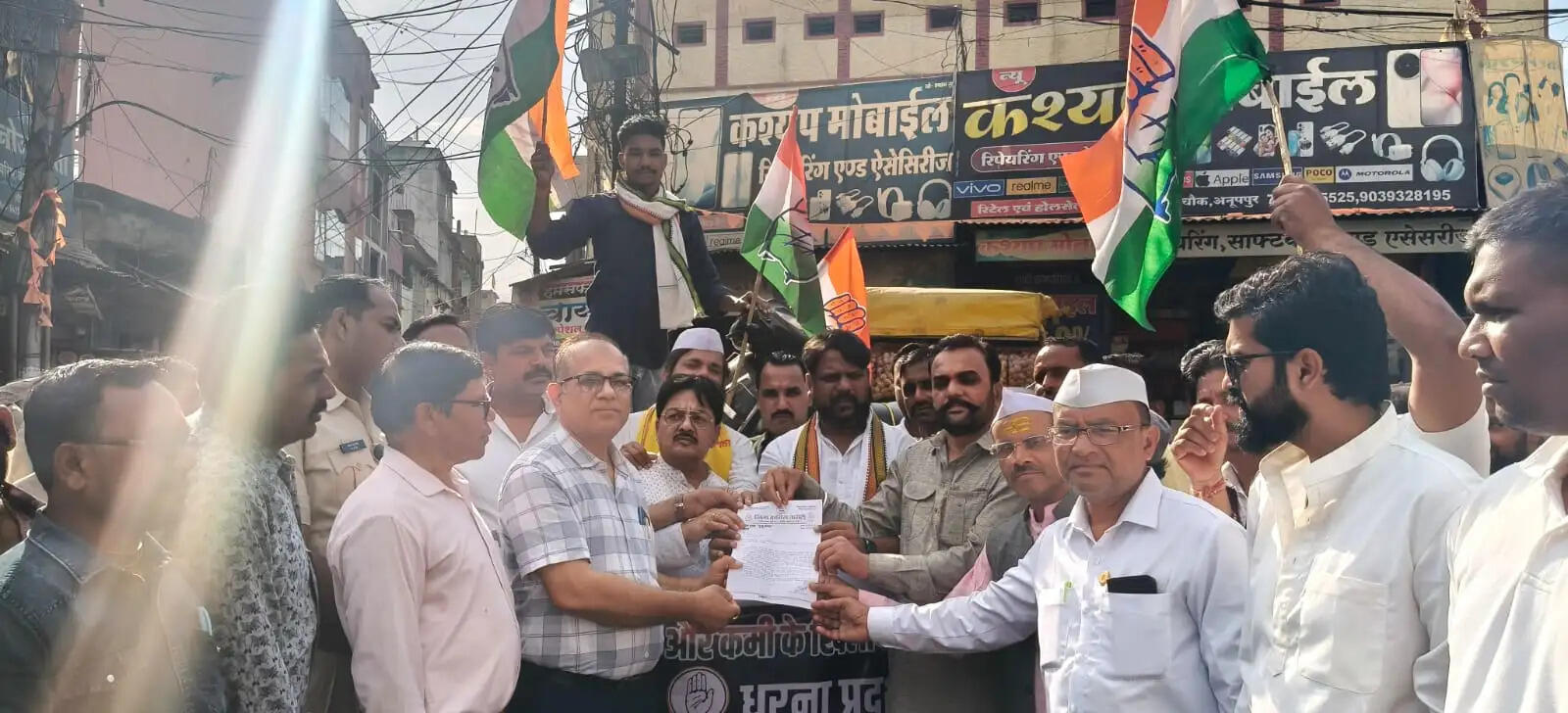 अनूपपुर: कार्यकर्ताओं का टोटा: मुठ्ठी भर कांग्रेसिओं पेट्रोलियम पदार्थों की कमी और महंगाई के विरोध में किया प्रर्दशन