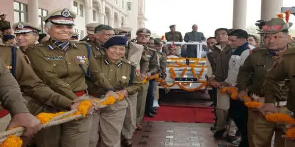 निवर्तमान पुलिस महानिदेशक मिश्रा को सेवानिवृत्ति पर रस्सों से कार खींच कर दी भावभीनी विदाई