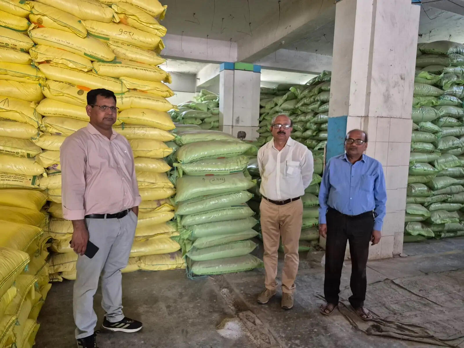 स्टॉक व बिक्री रजिस्टर में गड़बड़ी पर तीन उर्वरक विक्रेताओं के लाइसेंस निलम्बित