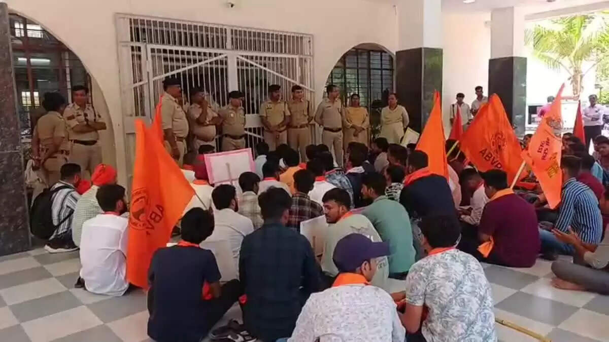 छत्तीसगढ़ के जीजीसी विवि में नमाज पढ़ाने के मामले में एनएसएस के 12 कार्यक्रम अधिकारियों को हटाया गया