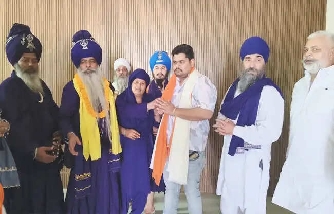 सोनीपत: हत्या के आरोपों से बरी निहंगों का समर्थकों ने किया स्वागत