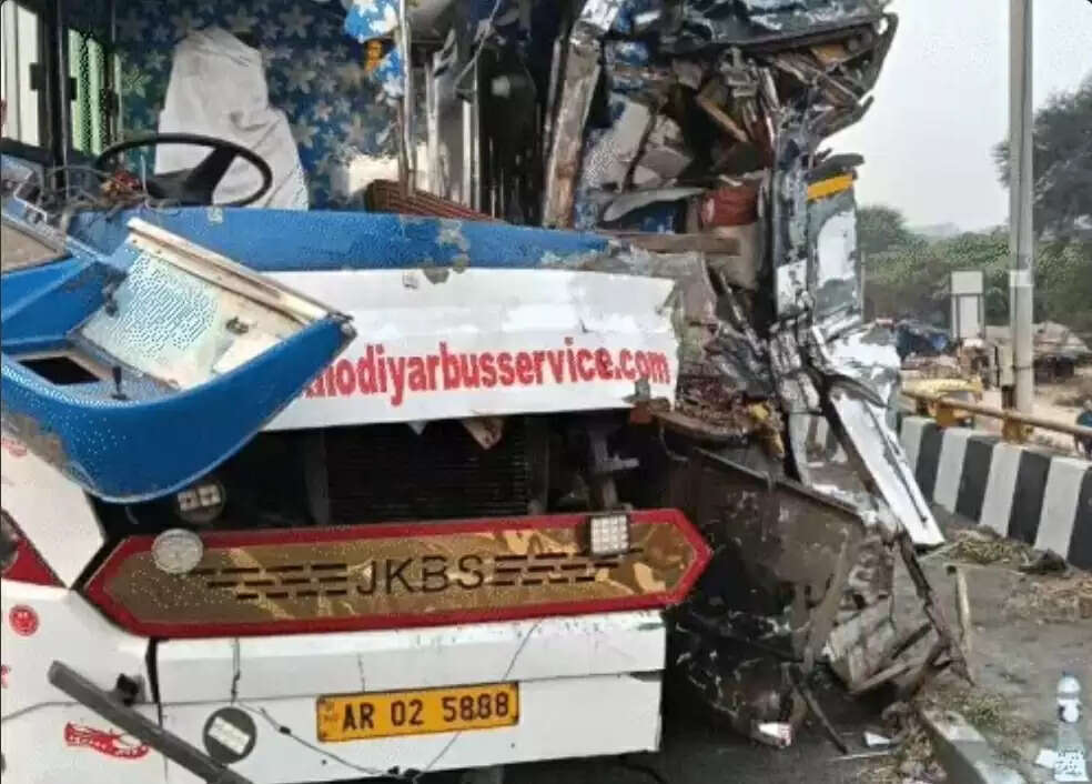 वडोदरा : नेशनल हाईवे-48 पर सड़क हादसे में दाे यात्री&nbsp;की मौत, 10 से अधिक घायल