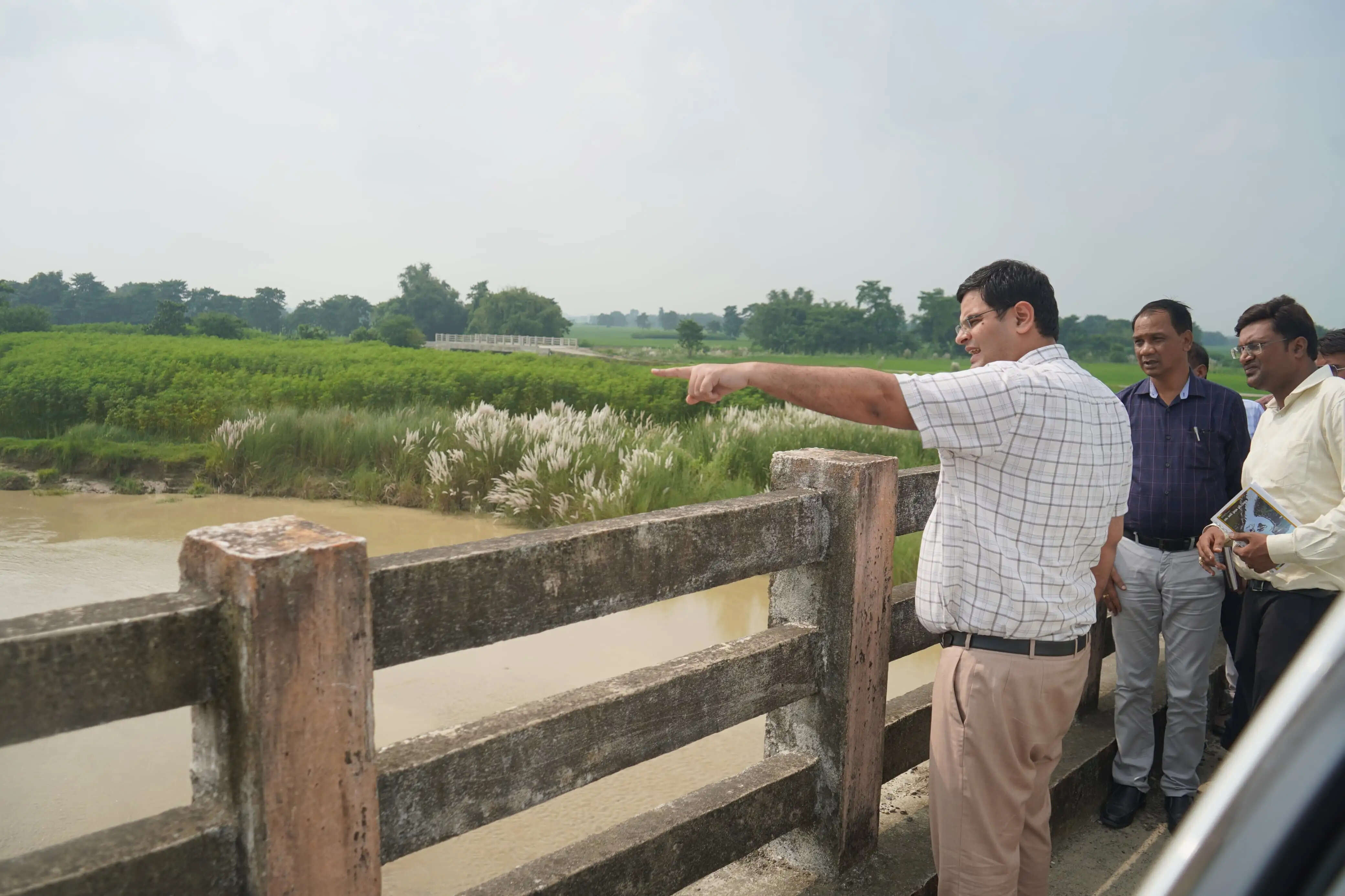नदियों के जलस्तर का डीएम ने किया निरीक्षण, सभी नदियां खतरे के निशान से नीचे