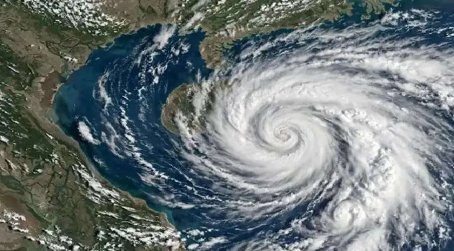 चक्रवात अर्नब पश्चिम-मध्य बंगाल की खाड़ी में अत्यंत गंभीर तूफान में बदला,  आंध्र प्रदेश, ओडिशा समेत कई राज्यों में अलर्ट, 60 ट्रेनें रद्द