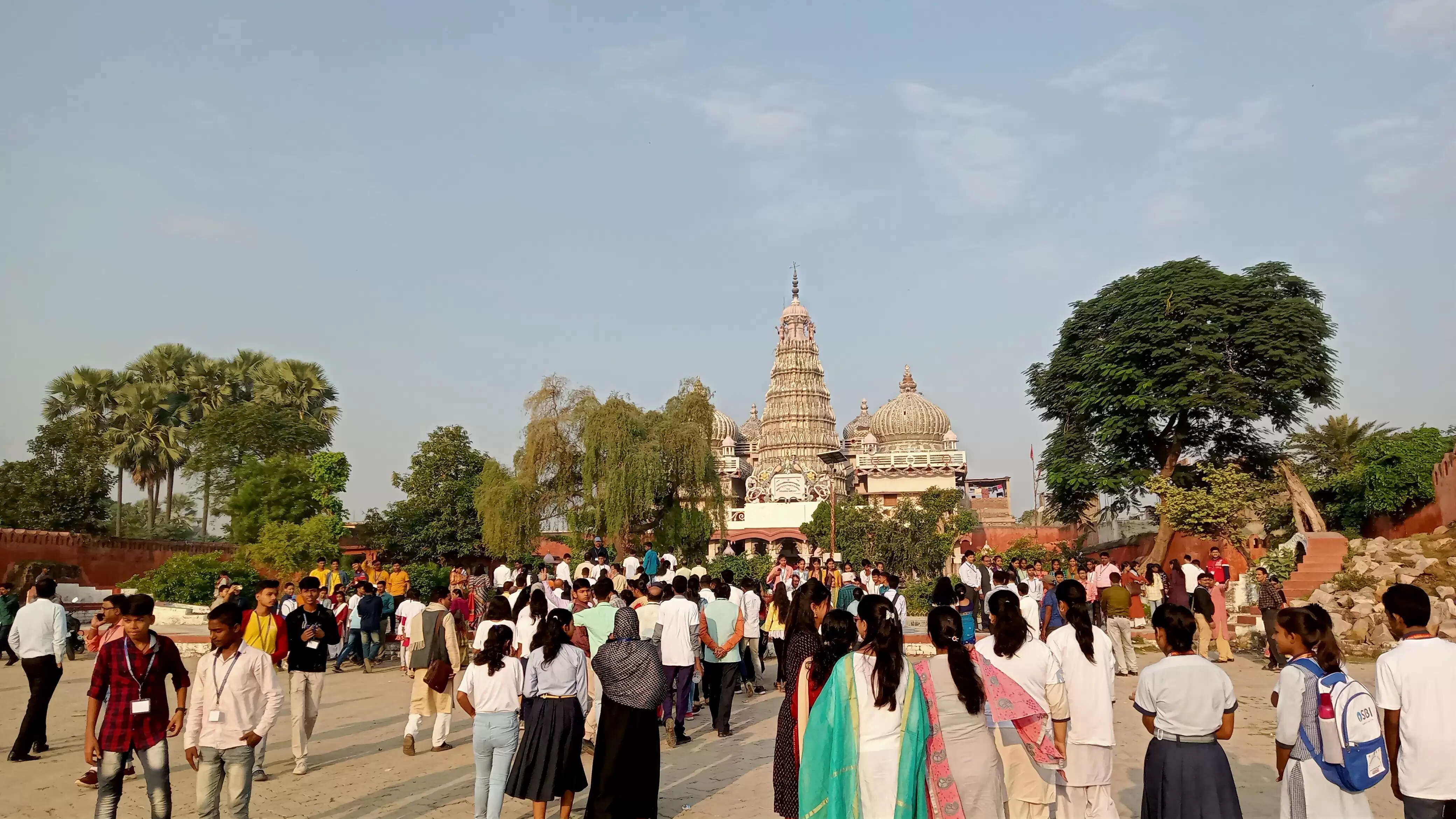 पूरे बिहार के बाल वैज्ञानिक पहुंचे नौलखा मंदिर, कलाकृति को बताया अद्भुत