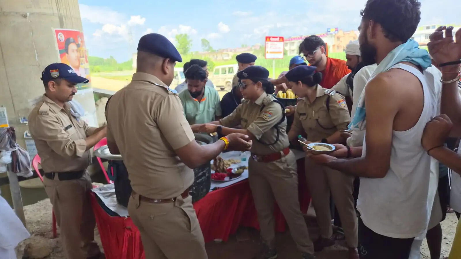 सुरक्षा के साथ कांवड़ियों की सेवा में जुटी पुलिस, हाईवे पर बांटा प्रसाद
