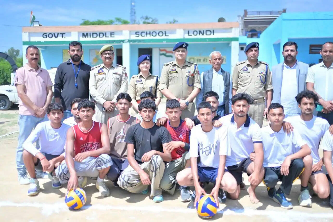 शहीद पुलिस जवान जसवंत सिंह की स्मृति में लोंडी गांव में वॉलीबॉल टूर्नामेंट आयोजित
