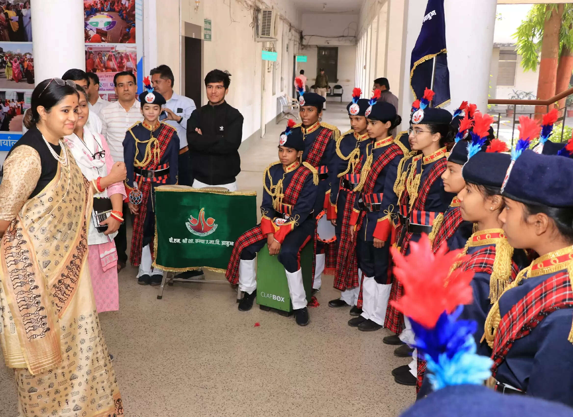 झाबुआ: वाद्य यंत्रों की संगति के साथ स्कूली बालिकाओं ने दी राष्ट्र गान की शानदार प्रस्तुति