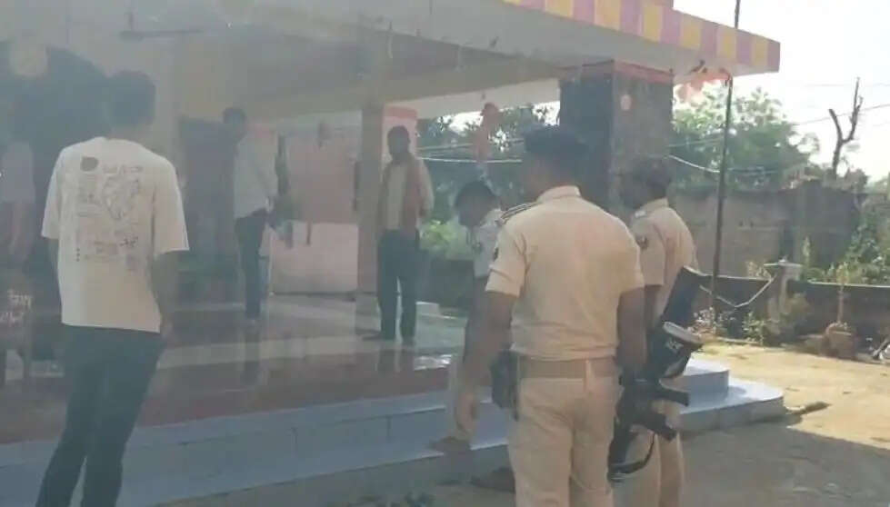 मंदिर में चोरी, दानपेटी तोड़ नगदी और पीतल के बर्तन ले उड़े चोर