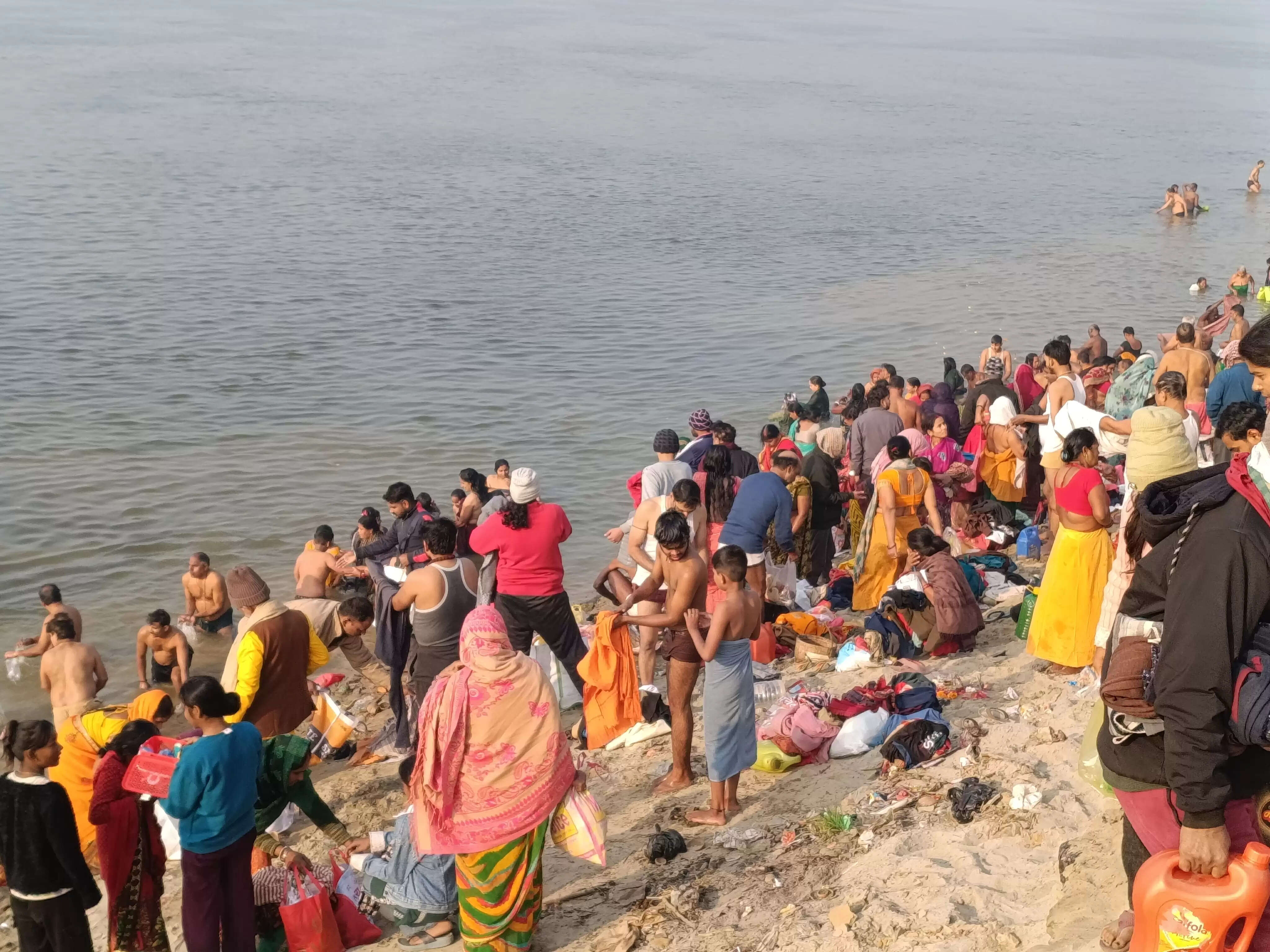 मकर संक्रांति पर बलिया में आस्था का सैलाब, गंगा स्नान को उमड़े लाखों श्रद्धालु