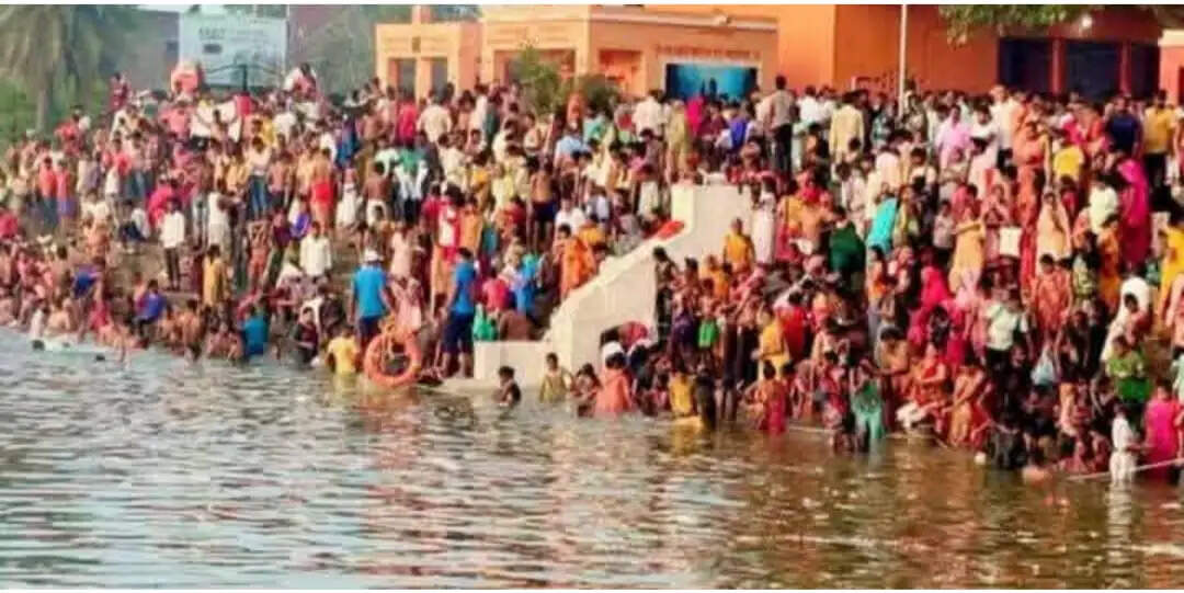 भादो छठ मेले में उमड़ी भीड़, 100 गांवों से पहुंचे श्रद्धालु