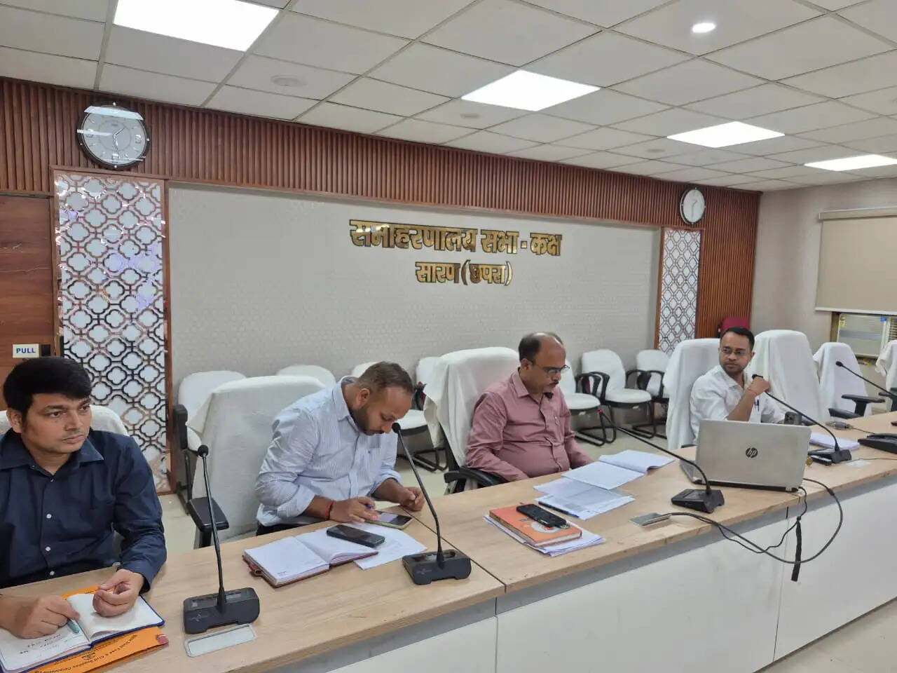 खाद्यान्न उठाव एवं वितरण को लेकर जिलाधिकारी ने की समीक्षा बैठक
