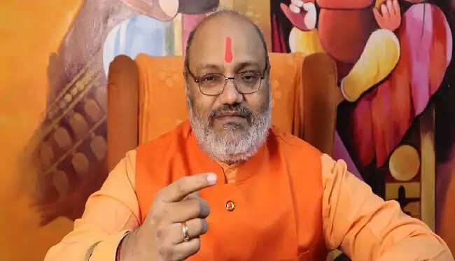 यति नरसिंहानंद ने महात्मा गांधी को लेकर दिया विवादित बयान, गोडसे को बताया बलिदानी