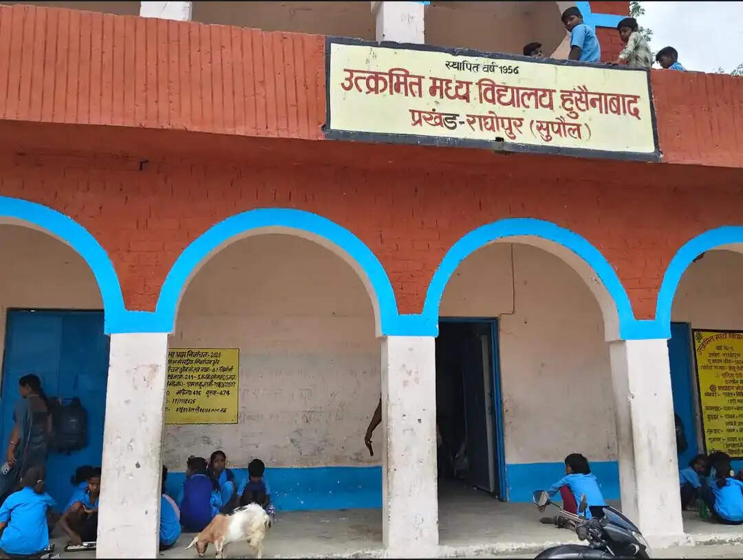 राघोपुर के स्कूल में जर्जर छत के नीचे पढ़ने को मजबूर बच्चे