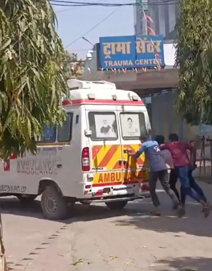 अनूपपुर: पटरी से उतरी जिले की चिकित्सा व्यवस्थाएं, धक्का मारकर चालू हो रही एम्बुलेंस