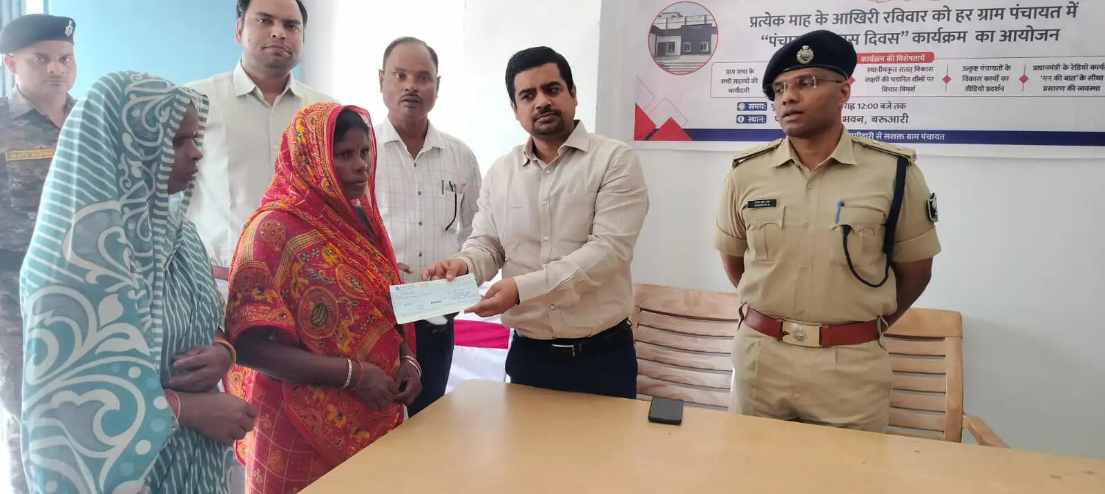 बरुआरी में सहयोग शिविर का डीएम और एसपी ने किया निरीक्षण, तीन लाभार्थियों को मिला कबीर अंत्येष्टि अनुदान