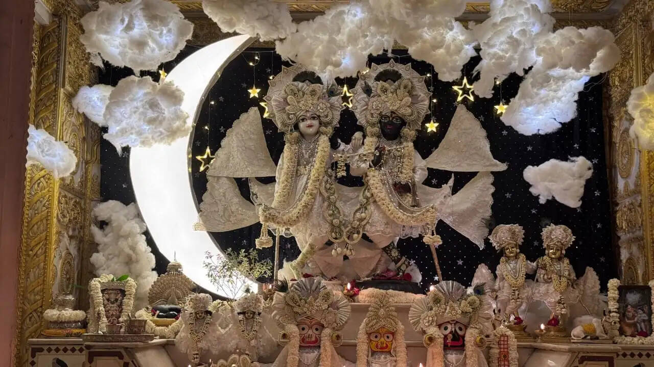 हजारों दीपों से जगमगाया गुप्त वृन्दावन धाम: कार्तिक मास का हुआ भव्य शुभारंभ