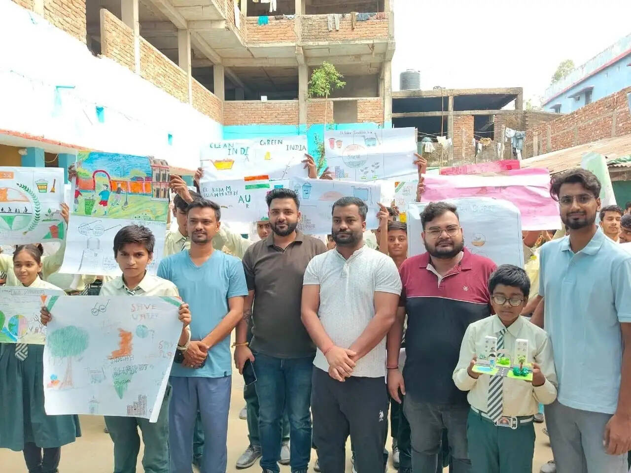 नन्हे हाथों ने उठाई स्वच्छता की मशाल: मारवाड़ी युवा मंच त्रिवेणीगंज ने चलाया जागरूकता अभियान