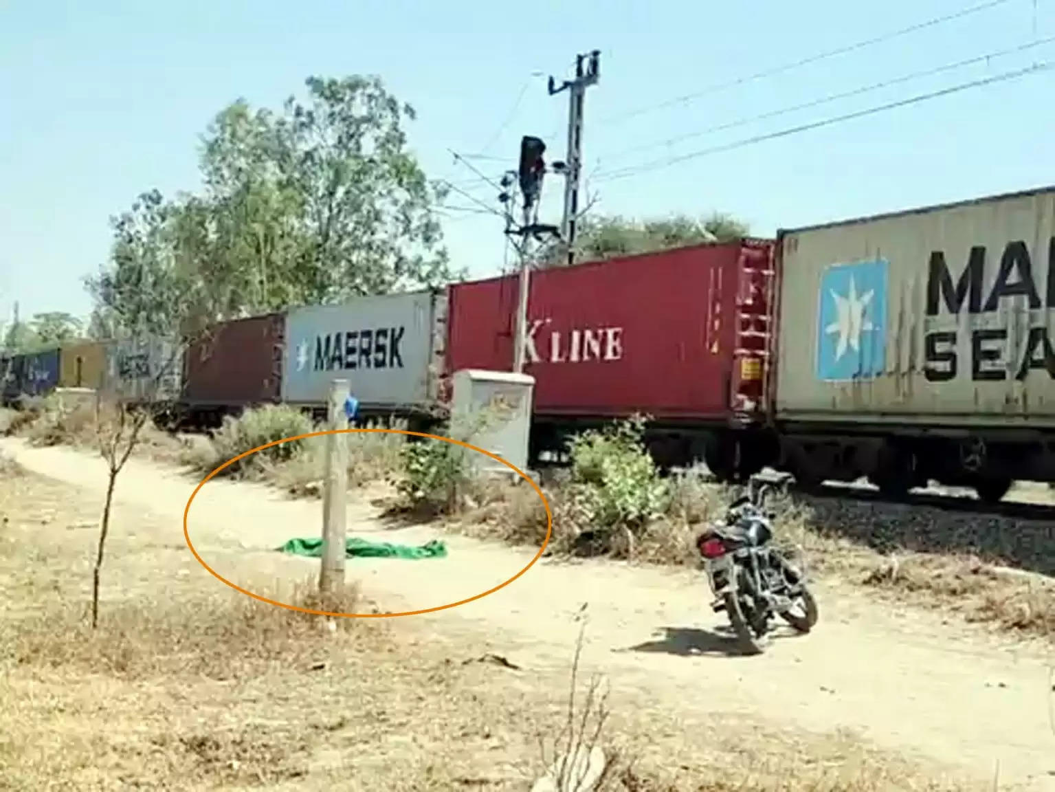 टोहाना में रेलवे लाइन के पास मिला युवती का शव, हत्या की आशंका