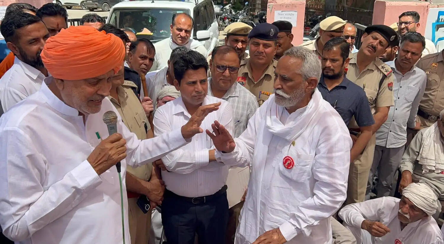 नरवाना मंडी में पहुंचे कृषि मंत्री का किसानों ने किया विरोध,नए कानून वापस लेने की मांग