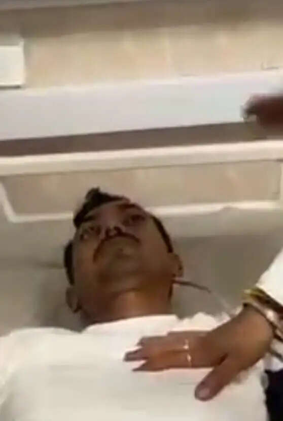 जेपीएससी-जेएसएससी परीक्षा में अनियमितता : आंदोलन के 14वें दिन तबियत बिगड़ने पर एक अनशकारी को भेजा गया अस्पताल