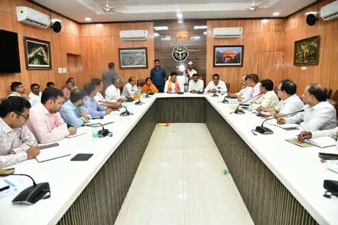 जनप्रतिनिधियों की मांगों को प्राथमिकता दें, जनता को किसी प्रकार की असुविधा न हो : ए के शर्मा