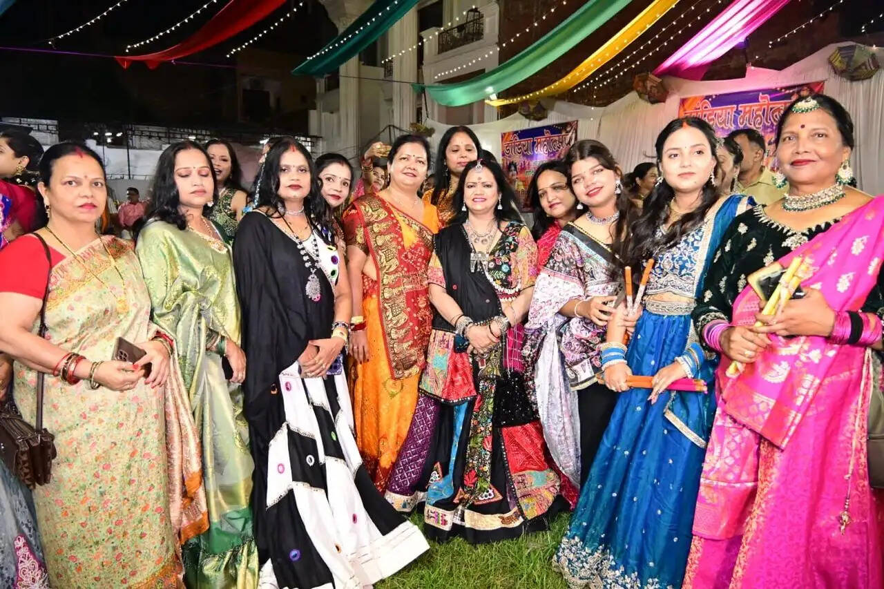 मां दुर्गा की आराधना और डांडिया की धुन पर झूमीं महिलाएं