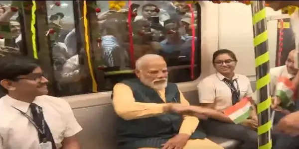 प्रधानमंत्री मोदी ने कोलकाता में देश की पहली अंडरवाटर मेट्रो रेल राष्ट्र को समर्पित की